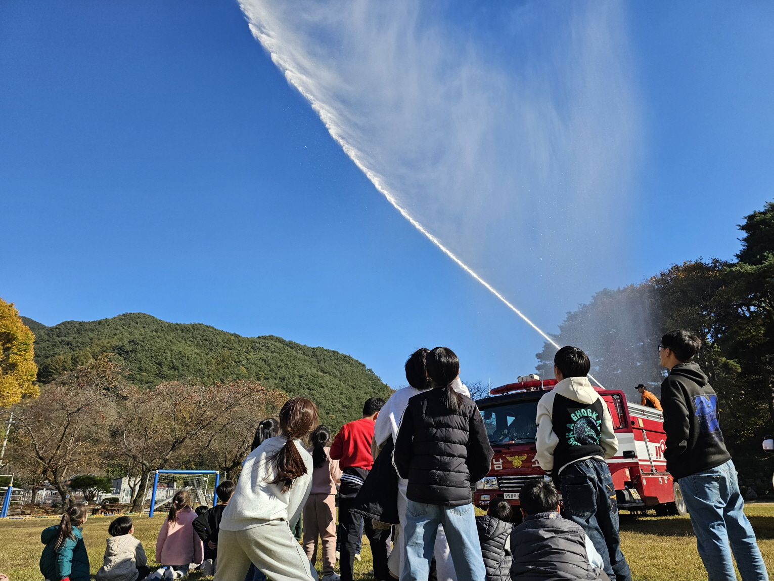 ④소방차물대포체험장면.jpg