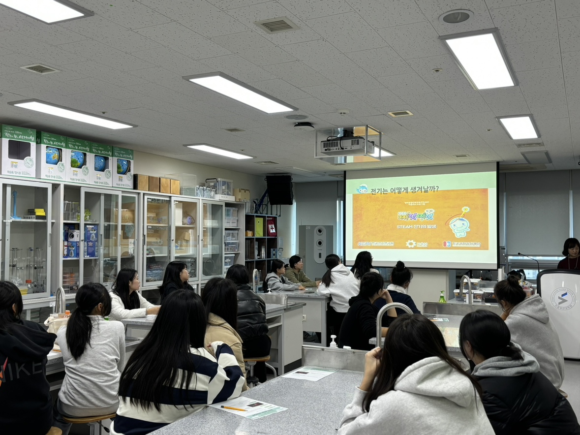 함안여자중학교,교실밖에서만난과학실험과문화체험가져보도사진(2).jpeg