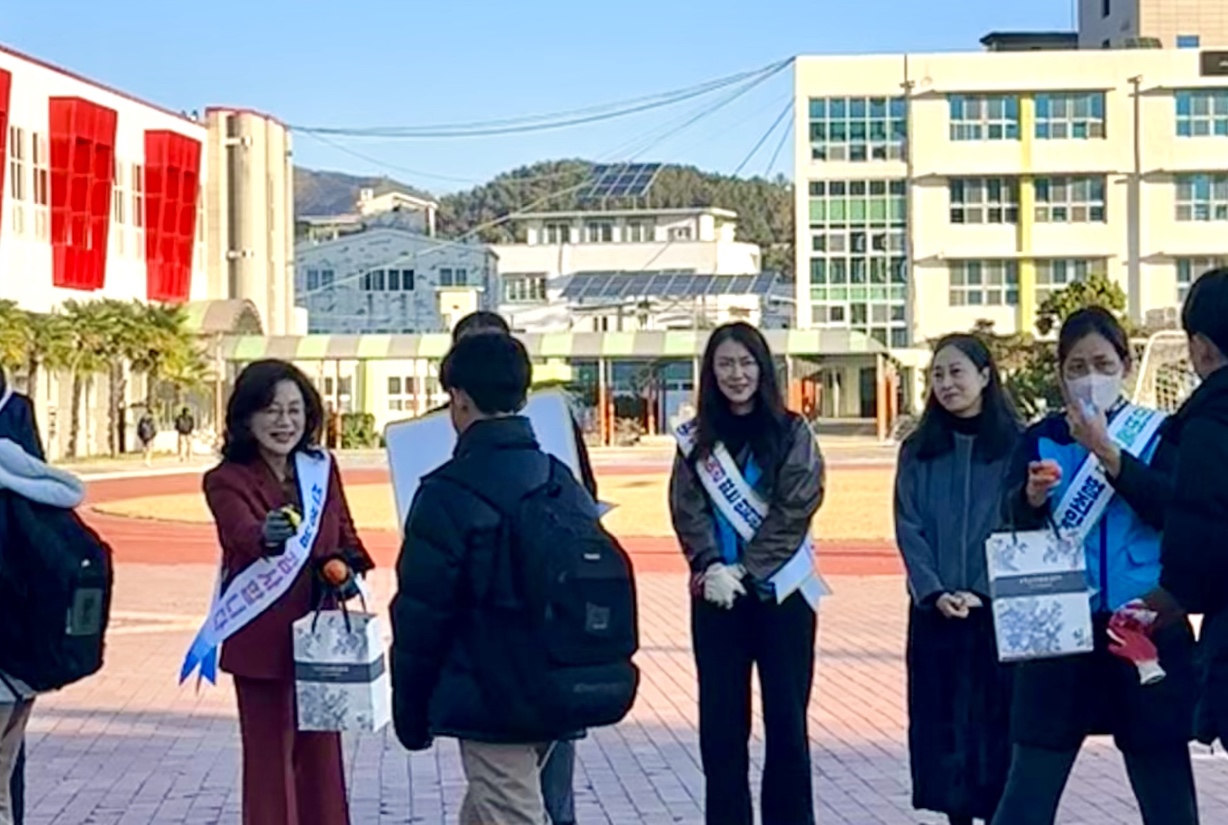 사진2_19일 오전 경상남도밀양교육청(교육장 김정희)가 등교하는 아이들에게 캠페인을 실시하고 있다.JPG