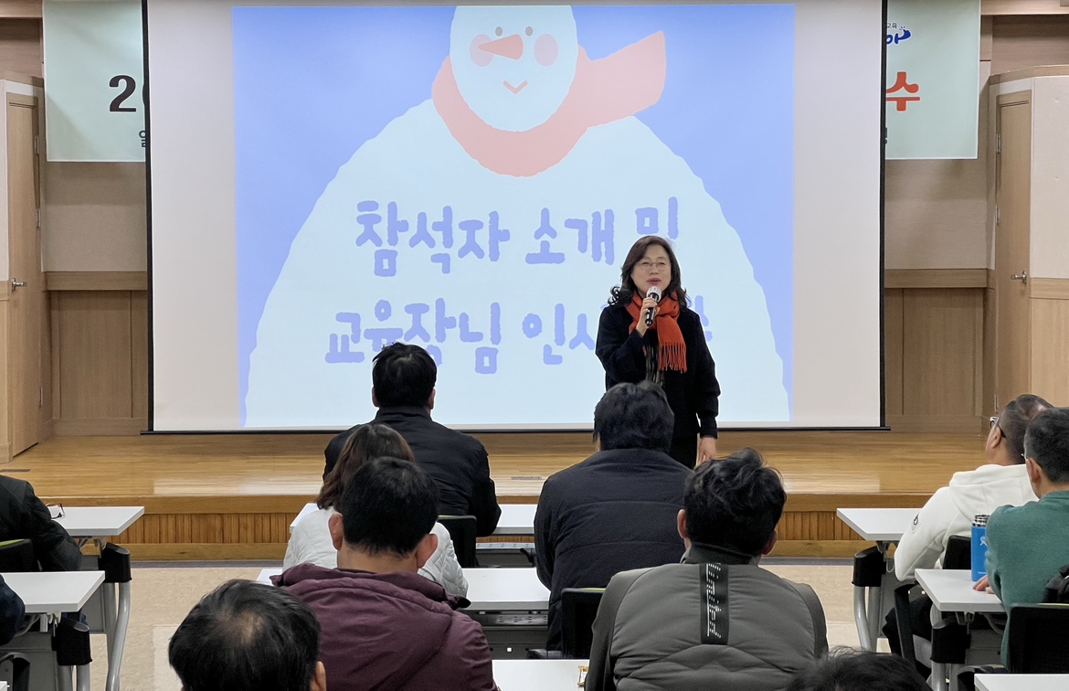 사진1_12일 오후 밀양교육청 2층 대회의실에서 연수가 진행되고 있다..JPG