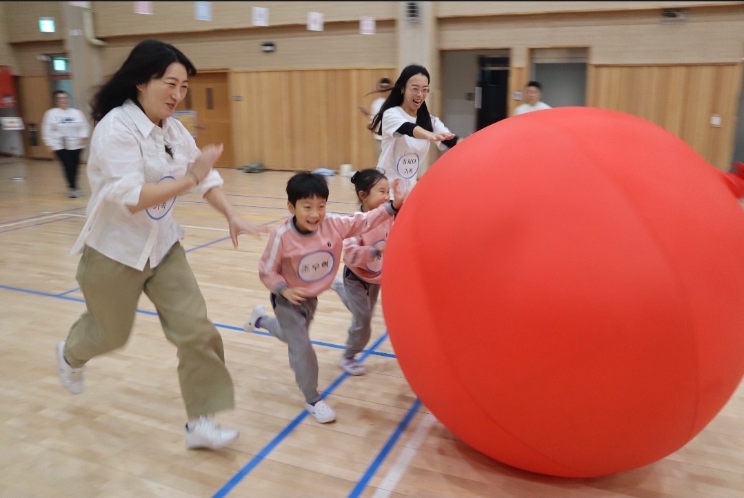 큰 공을 굴려라.jpg