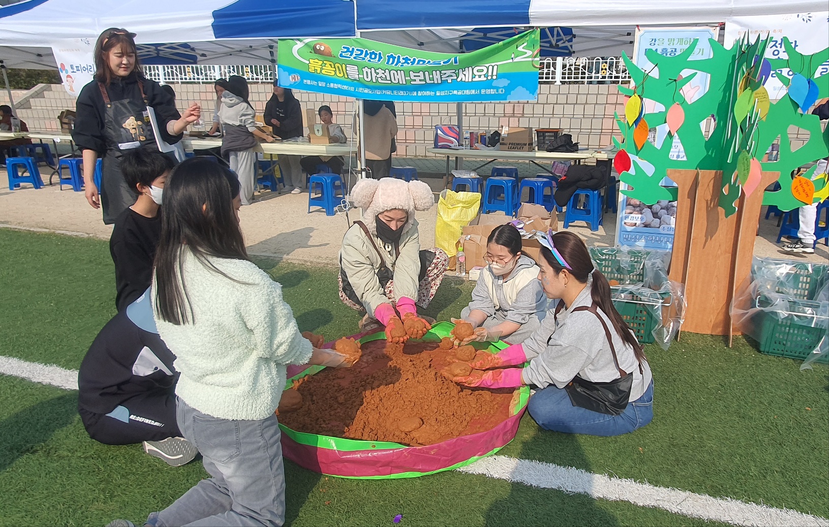 2.학부모 EM흙공만들기체험모습.jpg